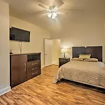 Philadelphia Apartment Walk To Bus And Train Stops!