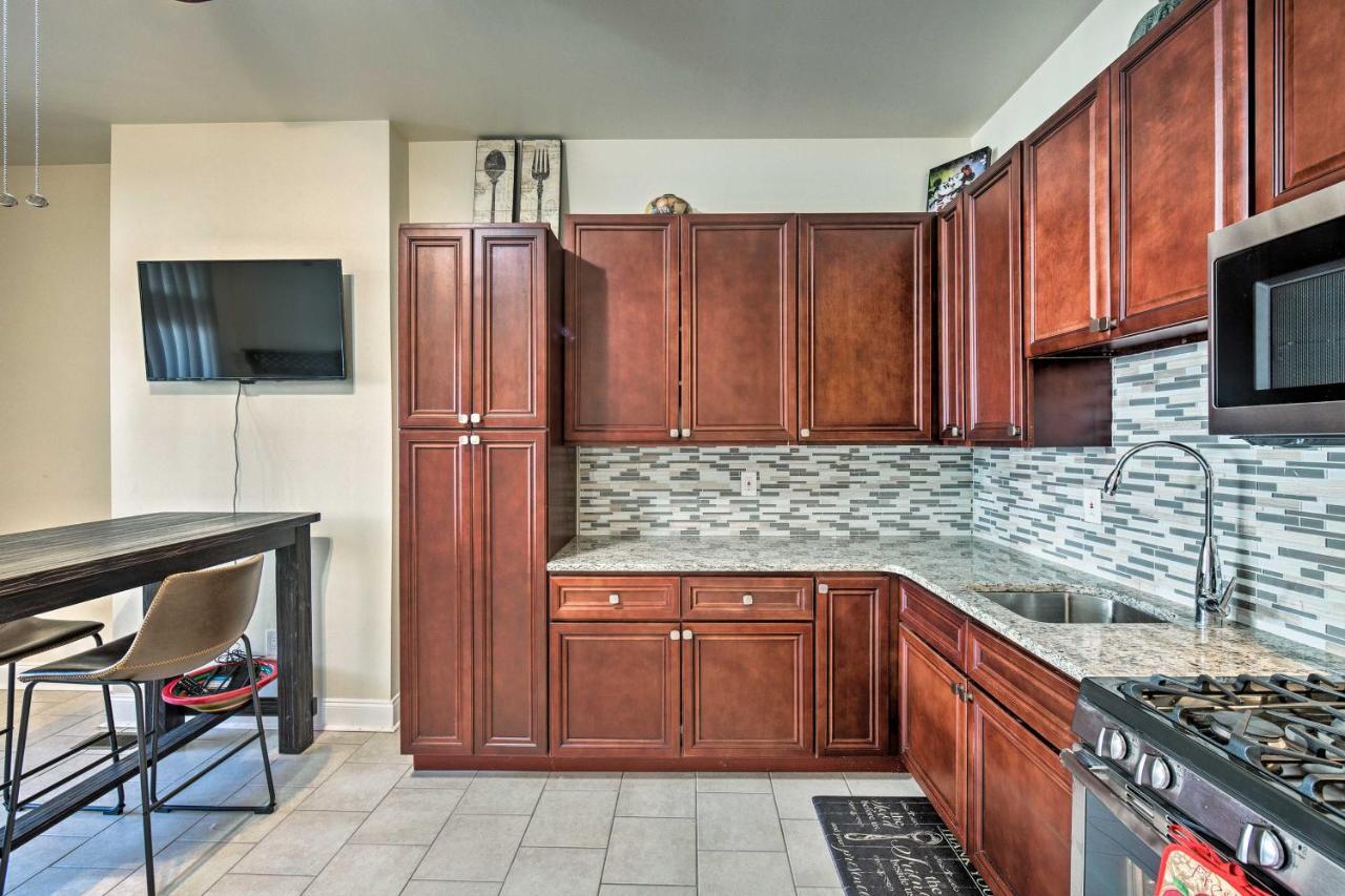 Apartment Walk To Bus And Train Stops! *