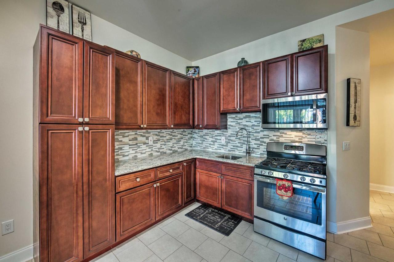 Walk To Bus And Train Stops! Apartment *